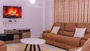 Family Apartment, City View | Ruang tamu | 24 inci sebuah televisyen pintar dengan digital