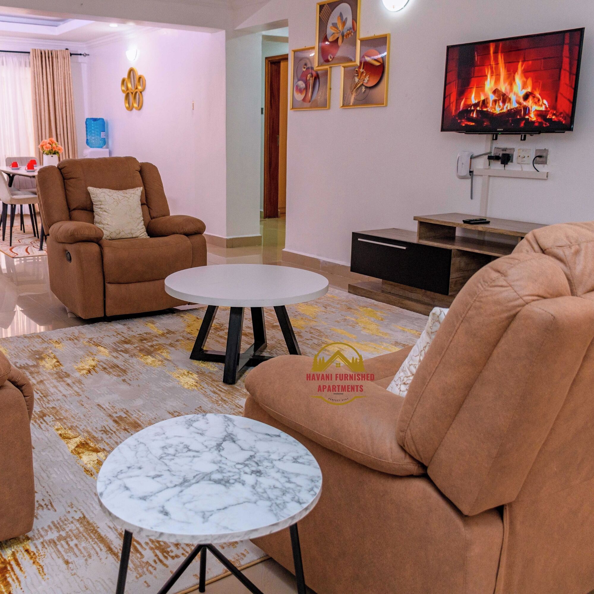 Apartamento familiar, vistas a la ciudad | Zona de estar | Smart TV de 24 pulgadas con canales digitales