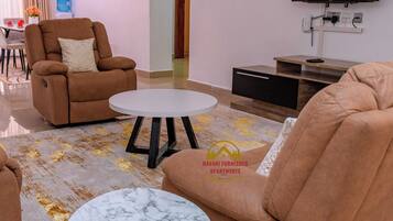 Familieleilighet, byutsikt | Oppholdsområde | En 24-tommers smart-TV med digitale kanaler