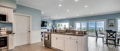 Køleskab, mikrobølgeovn, ovn, kogeplade