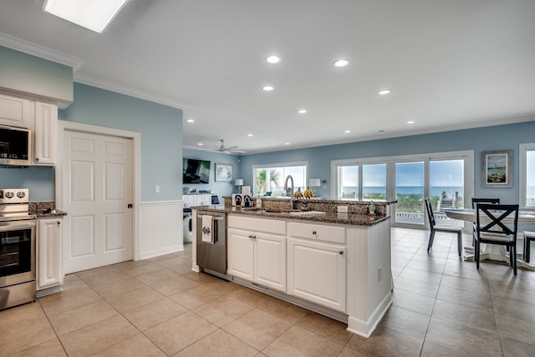 Køleskab, mikrobølgeovn, ovn, kogeplade