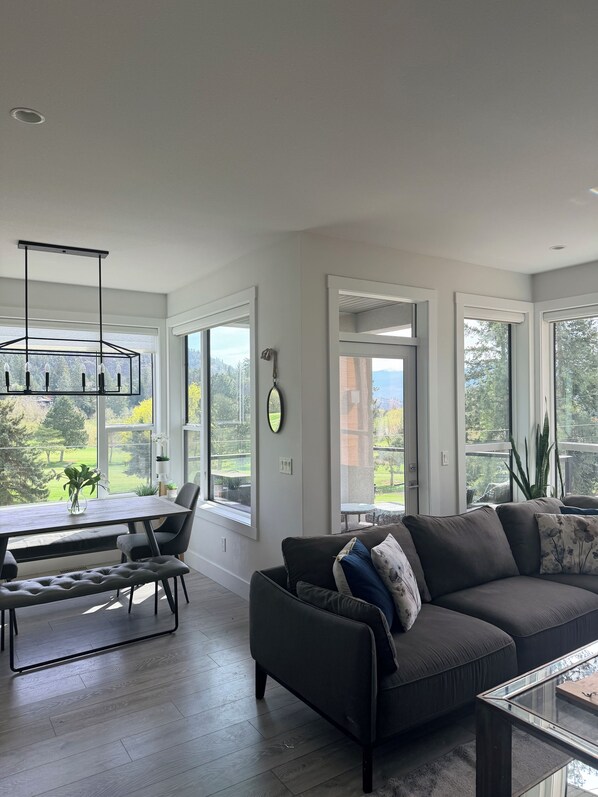 Living area - Rooftop Oasis over looking Shannon lake golf course (West Kelowna)
