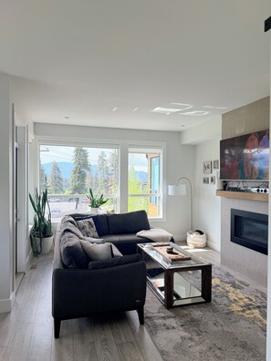 Living area - Rooftop Oasis over looking Shannon lake golf course (West Kelowna)
