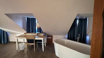 Deluxe Studio Suite, Non Smoking, River View | Bathroom | Hair dryer, towels, soap, shampoo