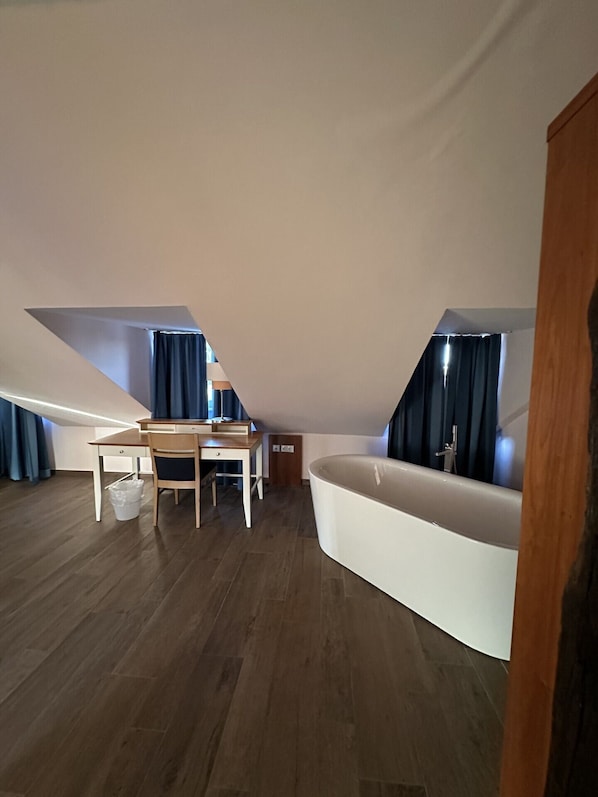 Suite estudio Deluxe, para no fumadores, vista al río | Baño | Secadora de cabello, toallas, jabón, shampoo