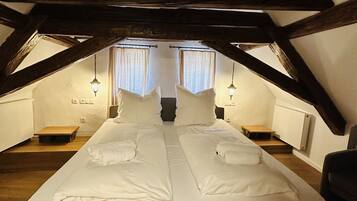 Deluxe-Suite, 1 King-Bett und Schlafsofa, Nichtraucher, Flussblick | Allergikerbettwaren, Daunenbettdecken, Pillowtop-Betten, Minibar