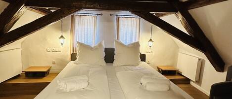 Deluxe-Suite, 1 King-Bett und Schlafsofa, Nichtraucher, Flussblick | Allergikerbettwaren, Daunenbettdecken, Pillowtop-Betten, Minibar