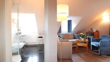 Deluxe Studio Suite, Non Smoking, River View | Bathroom | Hair dryer, towels, soap, shampoo