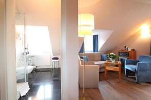 Suite estudio Deluxe, para no fumadores, vista al río | Baño | Secadora de cabello, toallas, jabón, shampoo