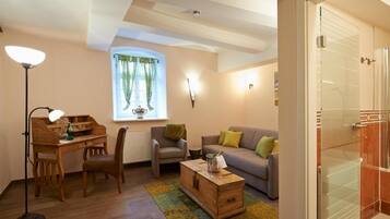 Deluxe-Suite, 1 King-Bett und Schlafsofa, Badewanne, Flussblick | Allergikerbettwaren, Daunenbettdecken, Pillowtop-Betten, Minibar