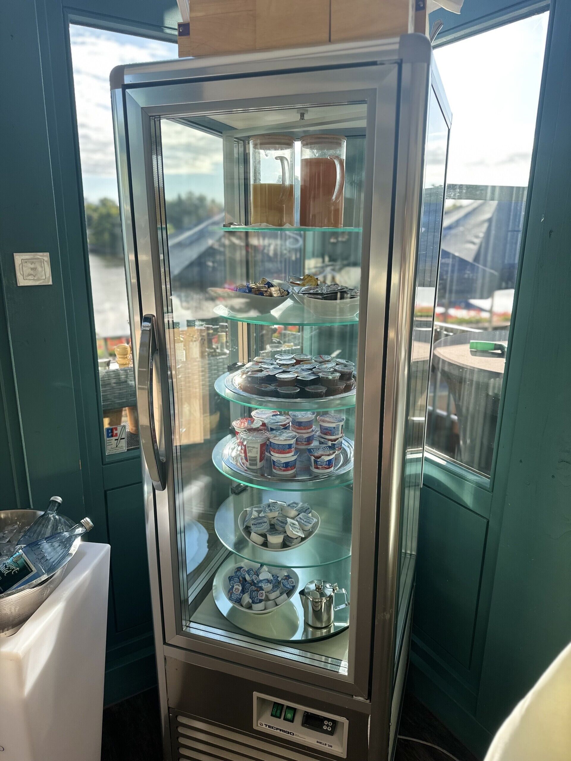 Tägliches Frühstücksbuffet (15 EUR pro Person)