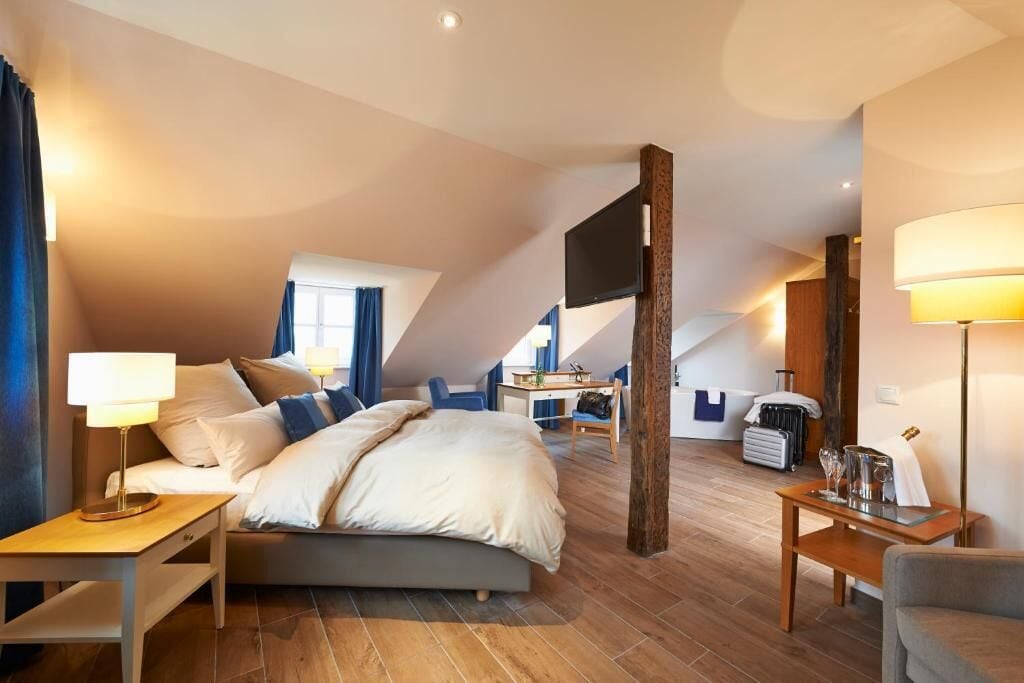 Deluxe Studio Suite, Non Smoking, River View | Hypo-allergenic bedding, down comforters, pillowtop beds, minibar