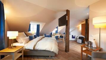 Deluxe Studio Suite, Non Smoking, River View | Hypo-allergenic bedding, down comforters, pillowtop beds, minibar