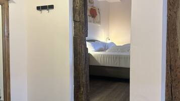 Deluxe Suite, 1 King Bed with Sofa bed, Bathtub, River View | Hypo-allergenic bedding, down comforters, pillowtop beds, minibar