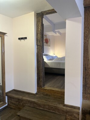 Suite Deluxe, 1 cama King size y sofá cama, tina, vista al río | Ropa de cama hipoalergénica, edredón, camas con pillow-top y minibar