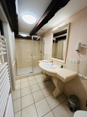 Deluxe Suite, 1 King Bed with Sofa bed, Non Smoking, River View | Bathroom | Hair dryer, towels, soap, shampoo - Hotel Mainchateau (Seligenstadt)