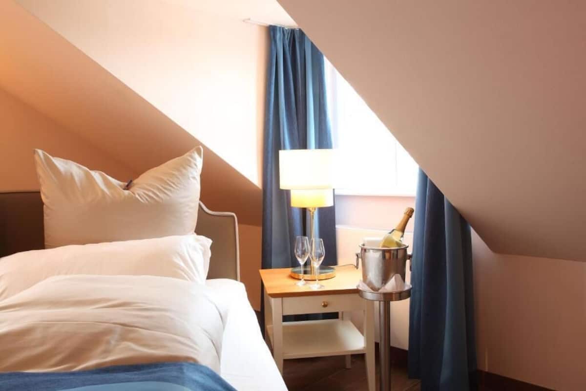 Habitación individual Confort, 1 cama individual grande, para no fumadores, vista al río | Ropa de cama hipoalergénica, edredón, camas con pillow-top y minibar