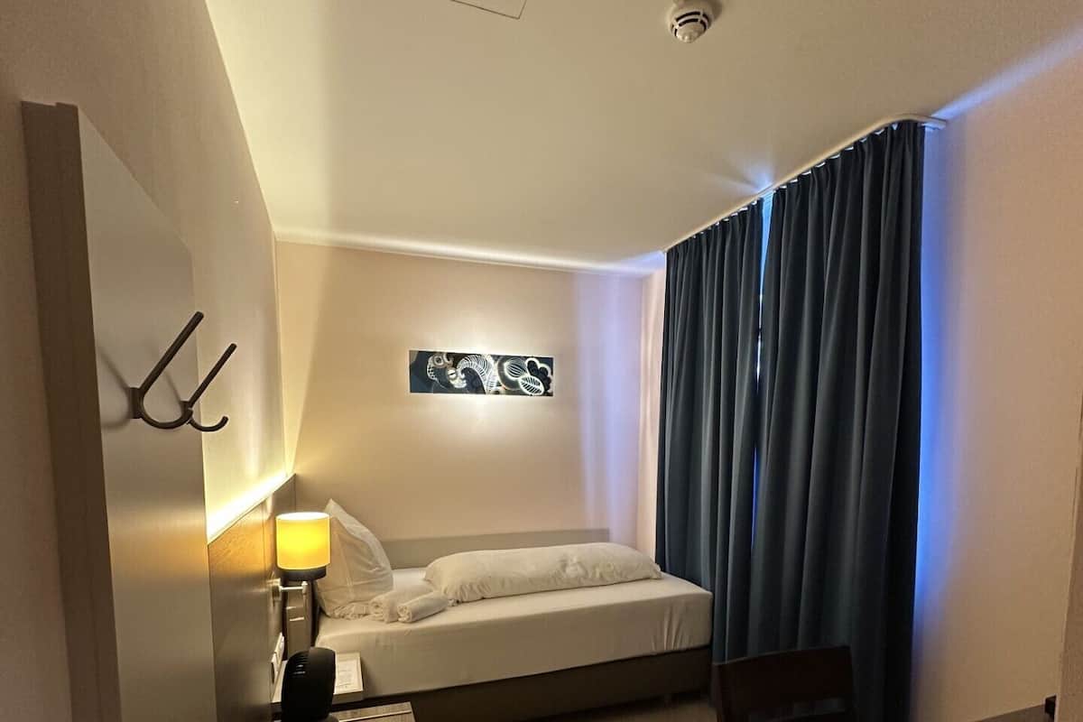 Habitación individual clásica, 1 cama individual, para no fumadores, baño privado | Ropa de cama hipoalergénica, edredón, camas con pillow-top y minibar