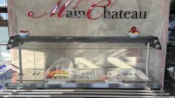 Tägliches Frühstücksbuffet (15 EUR pro Person)