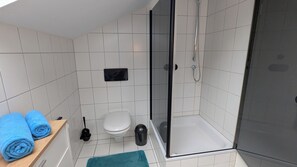 Een douche, een haardroger, handdoeken, zeep