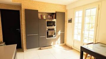 Réfrigérateur, micro-ondes, four, plaque de cuisson