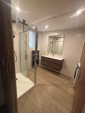 Douche, serviettes fournies, papier toilette