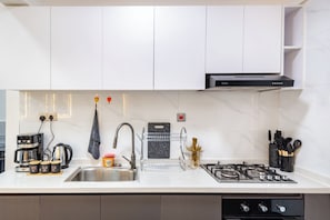 ثلاجة، ميكروويف، فرن، موقد طهي مسطح