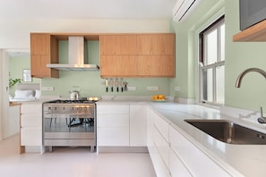 Micro-ondes, four, plaque de cuisson, lave-vaisselle