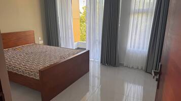 2 habitaciones, tabla de planchar con plancha, internet y ropa de cama