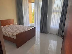 2 bedrooms, iron/ironing board, internet, bed sheets