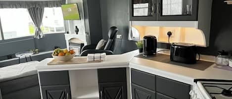 Een koelkast, een microgolfoven, een oven, een kookplaat