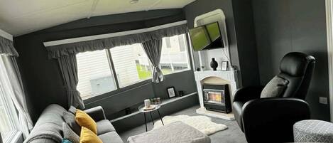 Televisión y chimenea