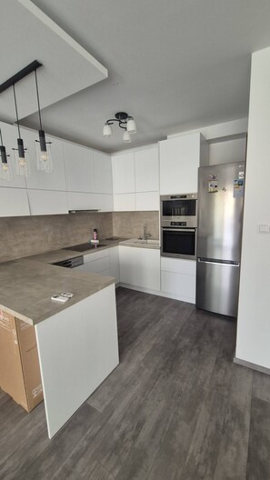 Een microgolfoven, een oven, een kookplaat, een vaatwasser