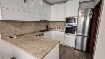 Micro-ondes, four, plaque de cuisson, lave-vaisselle