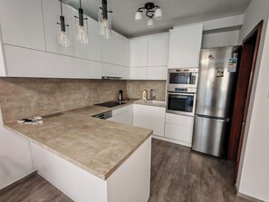 Microondas, horno, parrilla de estufa y lavavajillas 