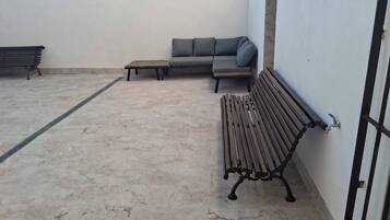 House, 3 Bedrooms, Smoking, Patio | Living area | Books