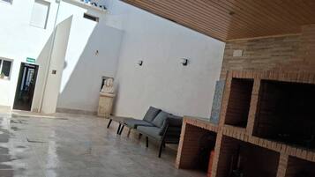 Nhà, 3 phòng ngủ, hút thuốc, sân hiên | Khu phòng khách | Sách