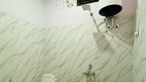 Een badkamer met toilet, bidet en handdouche.