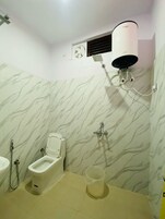 Ducha, toallas, jabón, papel higiénico