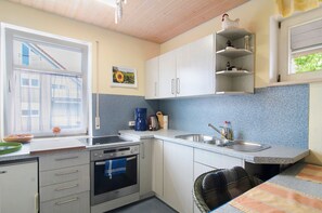 Kühlschrank, Ofen, Herdplatte, Wasserkocher mit Kaffee-/Teezubehör