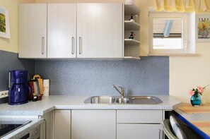 Refrigerador, horno, parrilla de estufa y cafetera y tetera 
