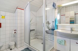 Shower, hair dryer, towels - Apartment 'Kasperczak' with Shared Garden, Balcony and Wi-Fi (Uhldingen-Mühlhofen)