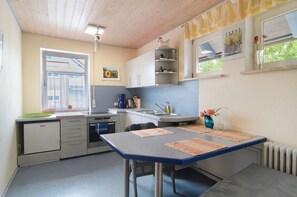 Kühlschrank, Ofen, Herdplatte, Wasserkocher mit Kaffee-/Teezubehör