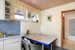 Dining - Apartment 'Kasperczak' with Shared Garden, Balcony and Wi-Fi (Uhldingen-Mühlhofen)