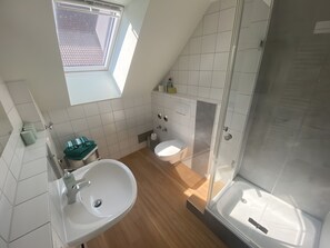 Dusche, Haartrockner, Handtücher