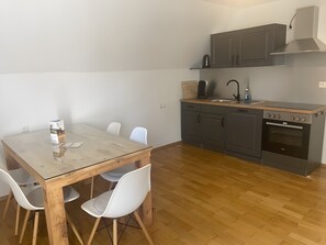Fridge, microwave, oven, stovetop - Apartment 'Mit Giebelzimmer' with Shared Garden and Wi-Fi (Ravensburg)