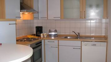 Kylskåp, ugn, spishäll och diskmaskin