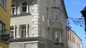 Un edificio en esquina con un letrero que dice 'Hotel Gasthof'.