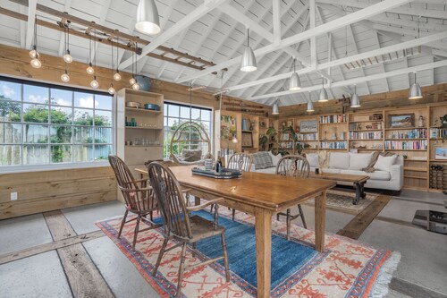 Barn Escape by Mountains & Wine