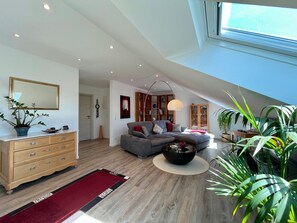 TV - Klosterblick Holiday Apartment in Öhningen – Arrive, Relax, and Experience Lake Constance (Öhningen)